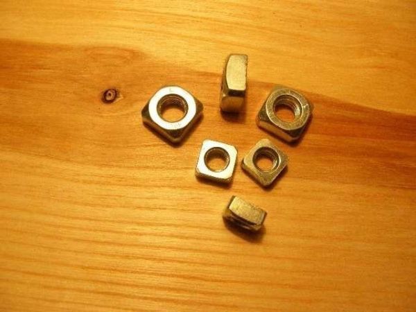 Négylapú anya M6 négyszög