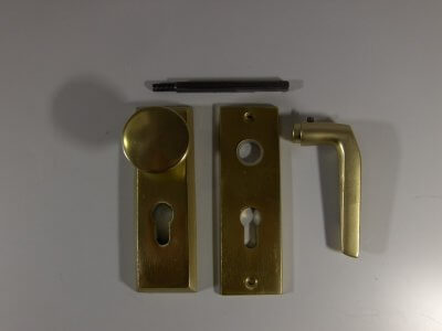 Kilincs garnitúra bejárati ajtóhoz, gombos, cilinderlyukas F2 CLY 55 erősített/pajzs | 1210508