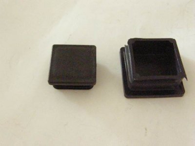 Záródugó zártszelvényhez 30 mm x 30 mm M8 menettel, műanyag